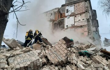 В Харькове из-под завалов достали живого мужчину - его жена и ребенок остались под землей