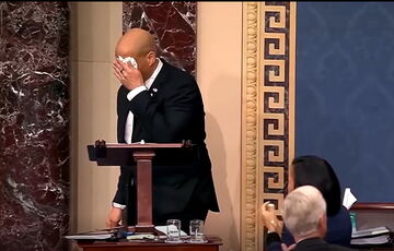 Сенатор-демократ побил рекорд продолжительности выступления - больше 25 часов он критиковал Трампа