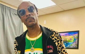 Snoop Dogg купил символическое украшение для поддержки Украины Snoop Dogg купил символическое украшение для поддержки Украины