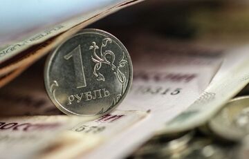 Западные санкции в действии: курс российского рубля упал до минимальной отметки за год