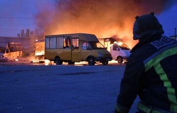 Ночной обстрел россиян Херсонской области: десять маршруток сгорело 
