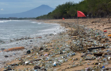 ФОТОФАКТ: популярный пляж Бали после шторма превратился в мусорную свалку