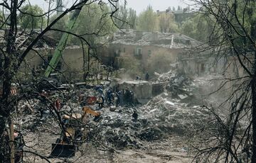 На місці ракетного удару у Києві знайшли останки чиїхось тіл