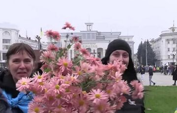 Люди с цветами в руках бежали к бойцам: в сети показали видео входа ВСУ в Херсон 