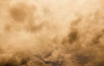 Пыль из Сахары накрыла Украину: синоптики рассказали об угрозах