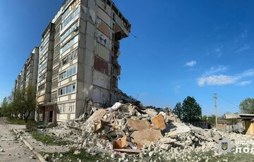 Росіяни скинули на житловий будинок у Вовчанську плануючий боєприпас, є загиблі: фото Росіяни скинули на житловий будинок у Вовчанську плануючий боєприпас, є загиблі: фото