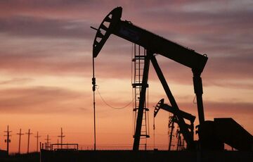 Сегодня цена нефти начала дорожать в связи с падением курса доллара  Сегодня цена нефти начала дорожать в связи с падением курса доллара