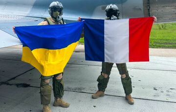 Французские истребители Mirage 2000 совершили полет над Черным морем, ”начертив” в небе трезубец: кадры