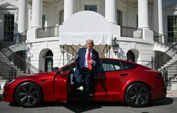 Трамп рассматривает возможность избавиться от своей красной Tesla