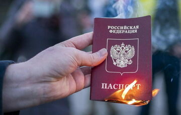 Російський співак спалив паспорт, заявивши, що хоче в Україну: відео