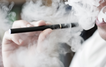 В Украине с 11 июля запрещено любое курение в общественных местах