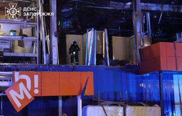 Поврежден ТЦ, 39 жилых домов, ранен человек: последствия российской атаки на Запорожье