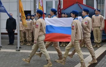 Путін наказав виділити мільярд рублів на закупівлю російських гербів та прапорів