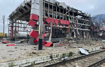 У Фастові окрім залізничного вокзалу під удар потрапило депо: фото, відео