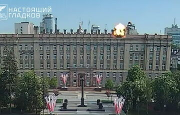 В Белгороде дрон атаковал правительственное здание: видео В Белгороде дрон атаковал правительственное здание: видео