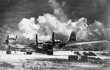 Пентагон удалит тысячи фото о равенстве и инклюзивности - в списке женщины-пилоты и бомбардировщик Enola Gay