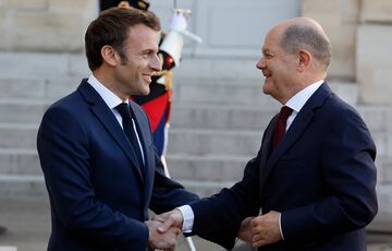 FT: через розбіжності між Макроном та Шольцем затримується допомога Україні