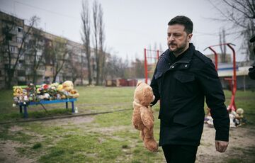 Зеленский почтил память жертв удара в Кривом Роге Зеленский почтил память жертв удара в Кривом Роге