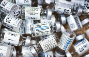 Ученые установили причину тромбоза от вакцин Johnson&Johnson и AstraZeneca