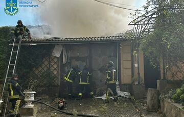 Российские оккупанты нанесли удар по Херсону: есть жертвы (фото)