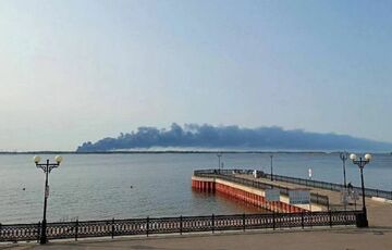 В Енгельсі після удару третій день поспіль горить нафтобаза В Енгельсі після удару третій день поспіль горить нафтобаза