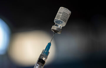 Вакцина Pfizer в Україні: кого вакцинують першими Вакцина Pfizer в Україні: кого вакцинують першими