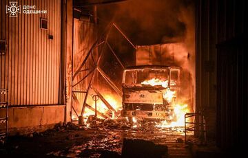 Россияне атаковали Одессу ”шахедами”: сгорел склад (фото, видео) Россияне атаковали Одессу ”шахедами”: сгорел склад (фото, видео)