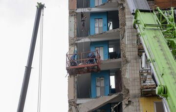 З-під завалів зруйнованого житлового будинку в Києві дістали тіла 5 людей