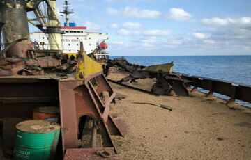 Росія вдарила ракетою по судну із зерном для Єгипту у Чорному морі: фото Росія вдарила ракетою по судну із зерном для Єгипту у Чорному морі: фото