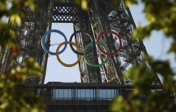 На Эйфелевой башне установили гигантские олимпийские кольца: фото