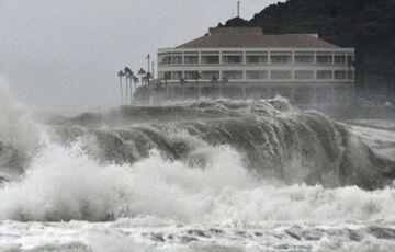 Токио накрыл мощный тайфун, более 350 авиарейсов пришлось отменить Токио накрыл мощный тайфун, более 350 авиарейсов пришлось отменить