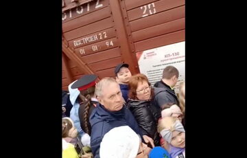 Росіяни побилися за безкоштовну кашу з ”поїзда перемоги”: відео Росіяни побилися за безкоштовну кашу з ”поїзда перемоги”: відео