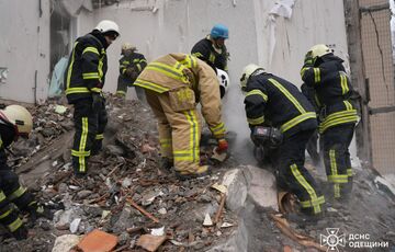 В ВСУ предположили, что дрон, который влетел в жилом дом в Одессе, был с усиленной боевой частью В ВСУ предположили, что дрон, который влетел в жилом дом в Одессе, был с усиленной боевой частью