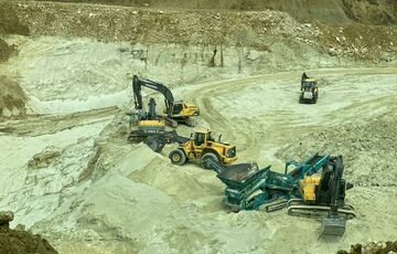 Машины, земля и постройки: суд арестовал имущество родственников Медведчука и Козака Машины, земля и постройки: суд арестовал имущество родственников Медведчука и Козака