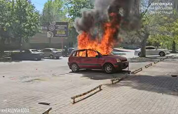 Россияне ударили по парковке в Херсоне, два человека ранены