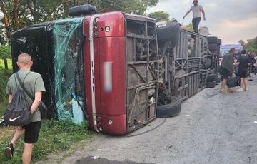 В Днепропетровской области перевернулся пассажирский автобус В Днепропетровской области перевернулся пассажирский автобус