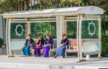 В Туркменистане незамужним женщинами приказали носить желтые головные платки