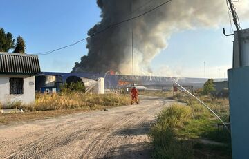Под Киевом после тройного обстрела горит логистический центр Эпицентра: фото Под Киевом после тройного обстрела горит логистический центр Эпицентра: фото