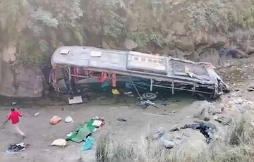 У Непалі весільний автобус зірвався з гірської дороги: щонайменше 13 людей загинули