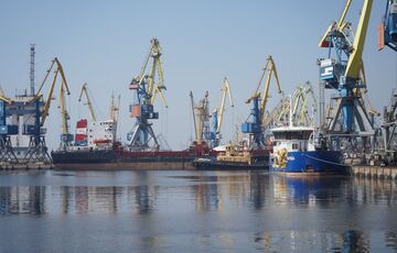 Россияне с начала года вывезли из порта Мариуполя более 20 тысяч тонн украденного зерна Россияне с начала года вывезли из порта Мариуполя более 20 тысяч тонн украденного зерна