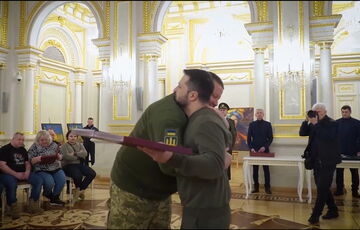 Обнимались и улыбались: у Зеленского показали награждение Залужного (видео)
