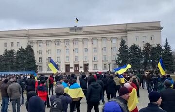 Оккупанты завезли в Херсон ”активистов” для зарисовки украинской символики 