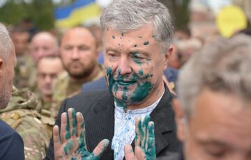 Порошенко облили зеленкой. Нарушитель задержан Порошенко облили зеленкой. Нарушитель задержан