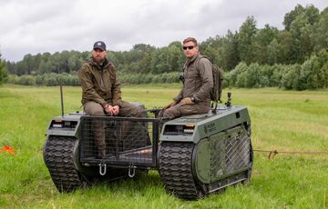 В Украину прибыли уникальные гусеничные беспилотники из Эстонии