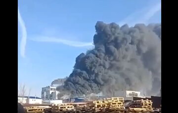 У Росії масштабно горить поліефірний завод – очевидці кажуть про приліт