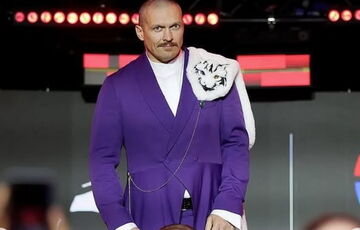 Усик з'явився на церемонії прибуття перед боєм із Ф'юрі в ефектному костюмі: що він означає