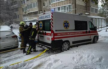 В Николаевской области машины ”скорых” массово застревают в снегу: фото