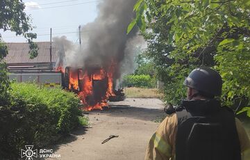 Окупанти прицільно вдарили по рятувальниках у Запоріжжі: повністю згоріла машина (фото, відео)