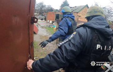 Копы и волонтеры эвакуировали семью из Бахмута под прицелом российского дрона: видео Копы и волонтеры эвакуировали семью из Бахмута под прицелом российского дрона: видео