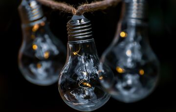 По Украине начали отключать свет из-за массированного ракетного обстрела